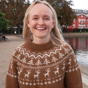 Sweater til voksne med juletræer og rensdyr - strikkeopskrift