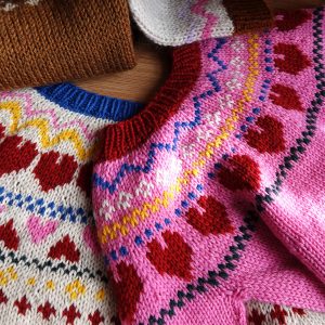 Sweater til børn med hjerter - strikkeopskrift
