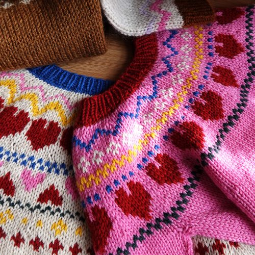 Sweater til børn med hjerter - strikkeopskrift